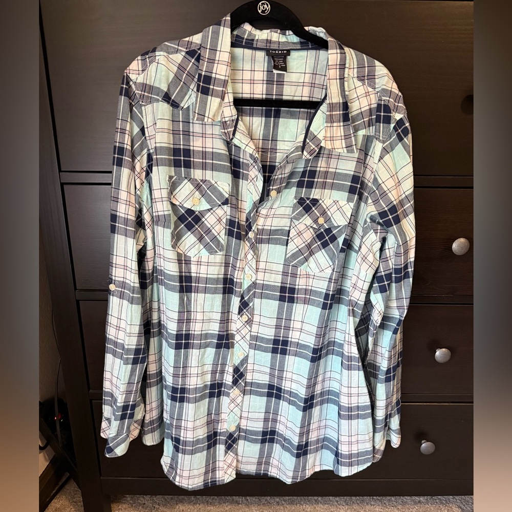 Torrid Plaid Button-Up Ling Sleeve Shirt - size 4